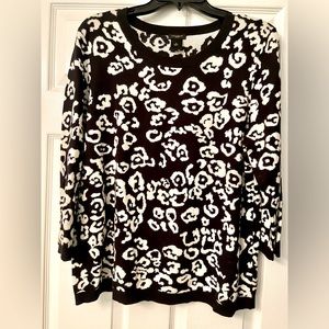 Like new women’s black and white Ann Taylor sweater XL